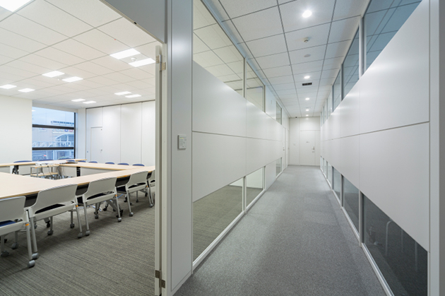 ゼネコンの技術提案によって外周壁柱構造（TOLABIS）を採用したことで有効スペースが生まれ。会議室や廊下がゆったりした。