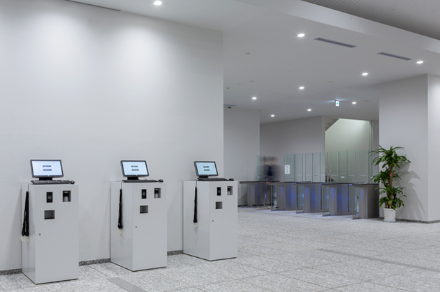 エントランスロビーには入館システムの端末が用意されている。